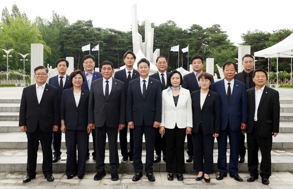 제11대 의회 후반기 의장단 현충탑 참배 /사진제공=경기도의회