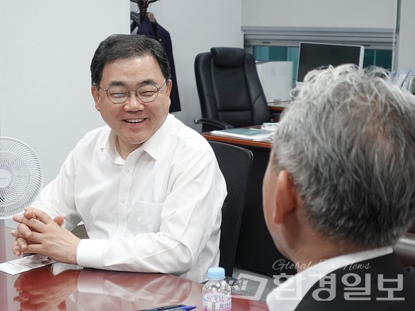 허성무 더불어민주당 의원(왼쪽)과 대담 중인 환경일보 김익수 편집대표이사 /사진=김인성 기자