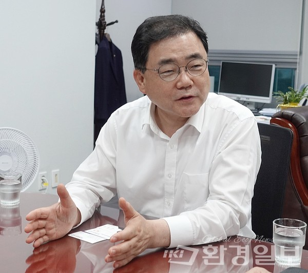 허성무 의원은 “국가 전체적으로 RE100을 높여서 RE100으로 생산된 전기를 공급해줘야 하는데 현재는 기업들은 손을 쓸 수 없는 상태다. 기업에만 떠넘겨선 안 된다. 정부가 주도해서 RE100 시스템을 잘 구축해야 한다”고 당부했다. /사진=김인성 기자