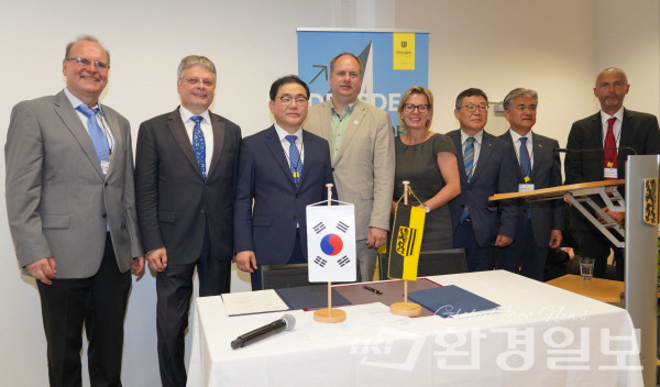 2019년 허성무 의원이 창원시장 재임 시절, 독일 현지에서 창원시가 드레스덴시와 한-독 소재 연구센터의 대응기관인 ‘독-한 기술센터’ 개소식을 갖고 기념촬영을 하고 있다. /사진제공=창원시