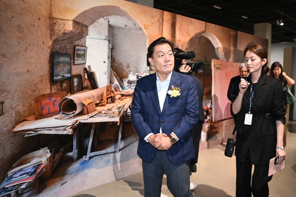 이재준 시장, 수원시립미술관에서 올리비에 드브레 개인전 관람 /사진제공=수원시