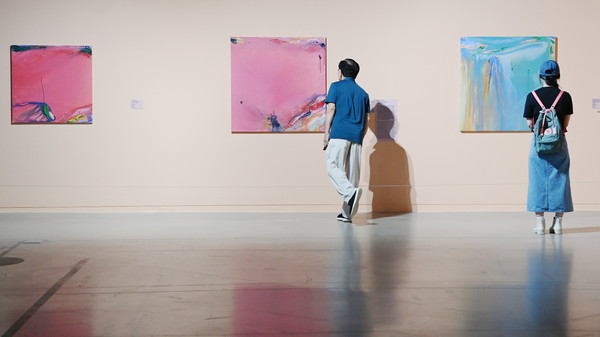 시민들이 수원시립미술관에서 진행 중인 올리비에 드브레 개인전 관람 /사진제공=수원시