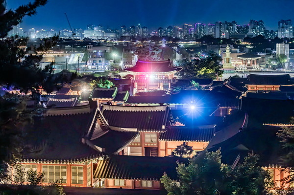 매주 금~일요일 야간개장하고 있는 수원 화성행궁의 야경 /사진제공=수원시