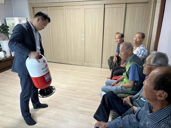 예천군 관계자가 폐의약품 수거함 안내를 하고 있다. /사진제공=예천군