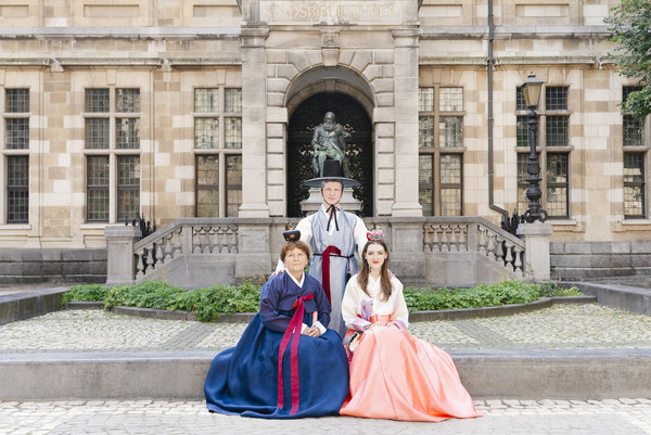 벨기에에서 한복을 체험하는 현지인들 /사진제공=주벨기에유럽연합 한국문화원