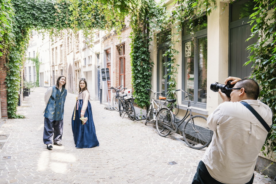 벨기에 도심 속 한복체험을 하는 참가자들 /사진제공=주벨기에유럽연합 한국문화원