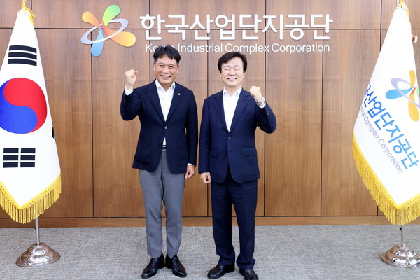   이상훈 공단 이사장 : 조규일 진주시장   /사진제공=진주시제공