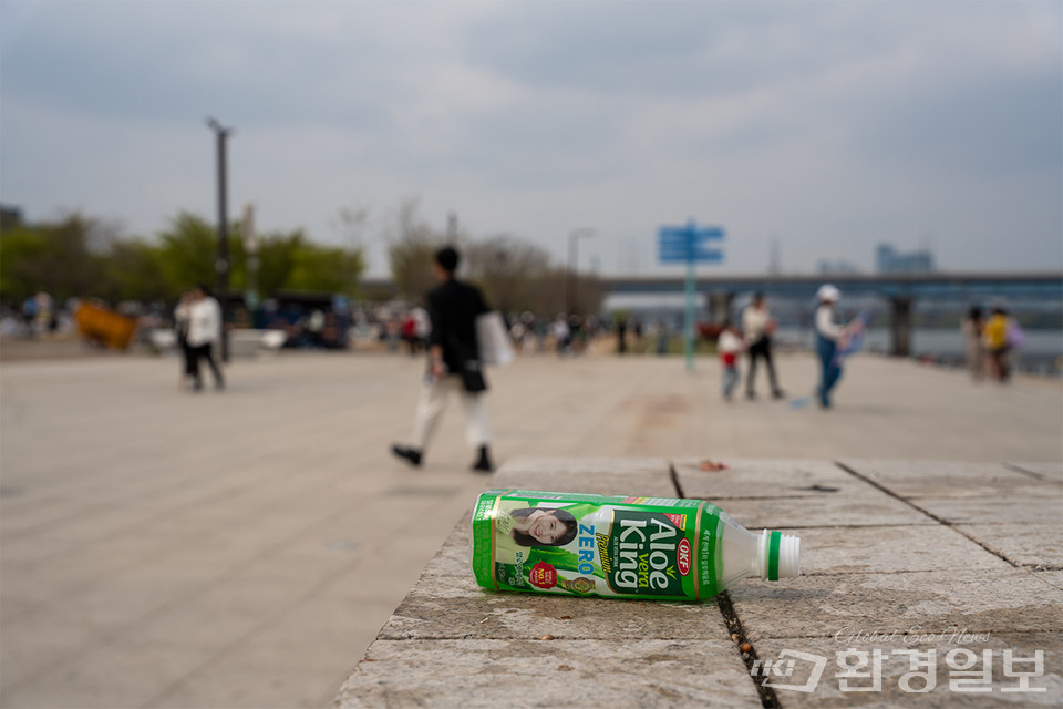 4월10일 여의도한강공원에 버려진 음료수 페트병 /사진=노선민