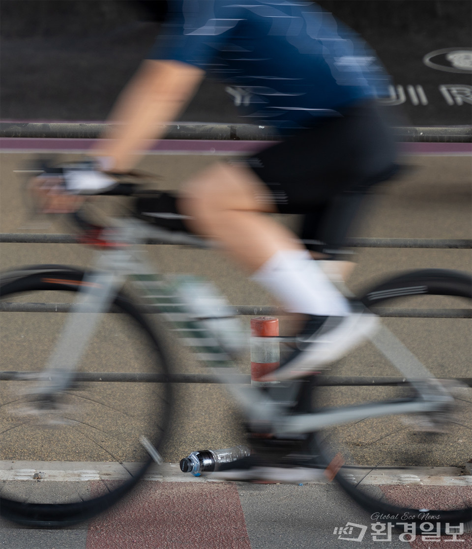 5월18일 여의도 한강공원. 자전거를 탄 시민이 버려진 음료수 페트병을 지나치고 있다. /사진=노선민