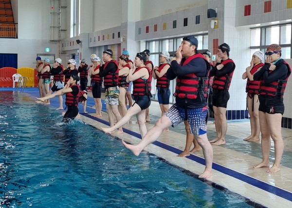 생존수영 연수 진행 /사진제공=경기교육청