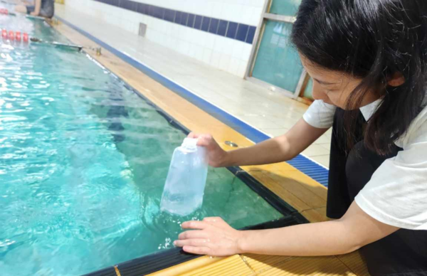 수질 검사를 위해 수영장 물을 채취 중인 동대문구 직원 /사진제공=동대문구