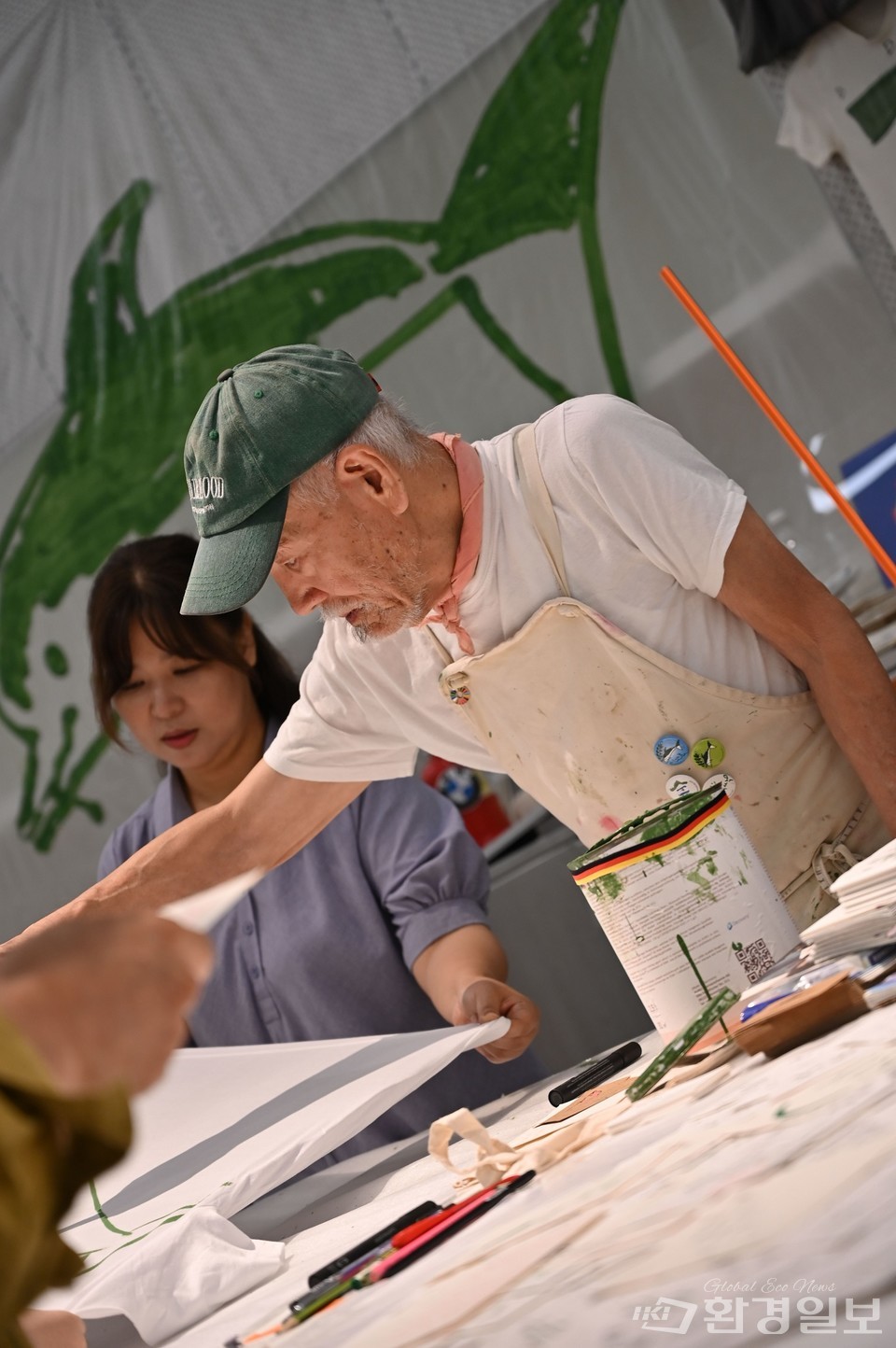 관람객들과 소통하며 그림을 그리는 윤호섭 작가 /사진=박준엽 인턴기사