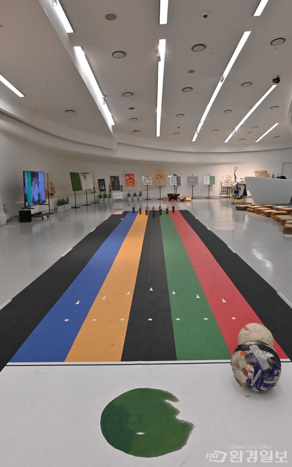 테이프로 만든 볼링 공으로 페플라스틱을 쓰러트리는 관람객 체험용 전시  /사진=박준엽 인턴기자