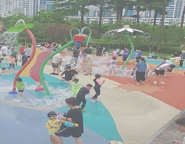 시는 부산시민공원 물놀이장(위)를 비롯해 도심공원 22곳 여름철 무더위를 식혀줄 물놀이시설을 운영 중이다. /사진제공=부산시  