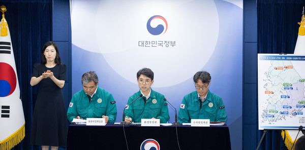 김완섭 환경부장관이 30일 서울 종로구 정부서울청사에서 기후대응댐 후보지(안) 관련 언론 브리핑을 하고 있다.  /사진제공=환경부