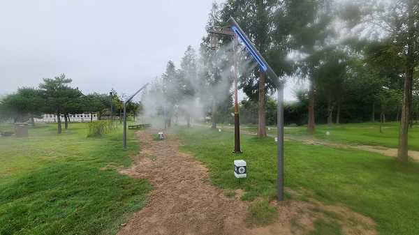 황성공원 숲 쿨링포그 작동  /사진제공=경주시