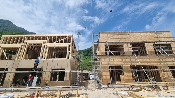 국산 구조용 파티클보드 이용 목조주택 건축 현장 /사진제공=국립산림과학원