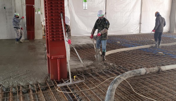 한 공사장 현장에서 내한 콘크리트를 타설하고 있다. /사진제공=DL이앤씨