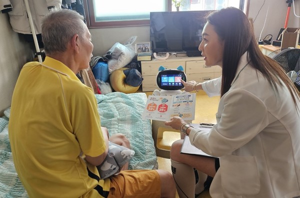 구리시가 인공지능 돌봄 로봇을 활용해 취약계층 어르신들의 건강 관리 교육과 안부를 확인을 한다고 밝혔다. /사진제공=구리시청