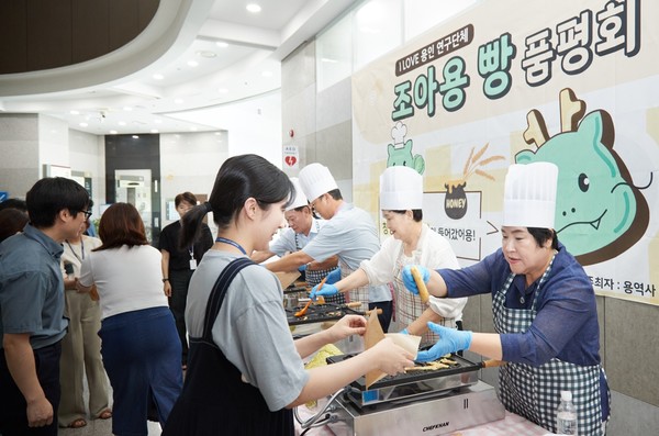 ‘I LOVE 용인’ 회원들 조아용빵 중간 품평회 /사진제공=용인시의회