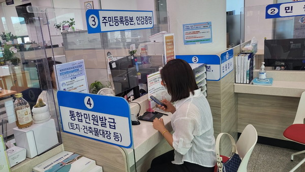 진도군, 인공지능 외국어 통번역기 운영 /사진제공=진도군