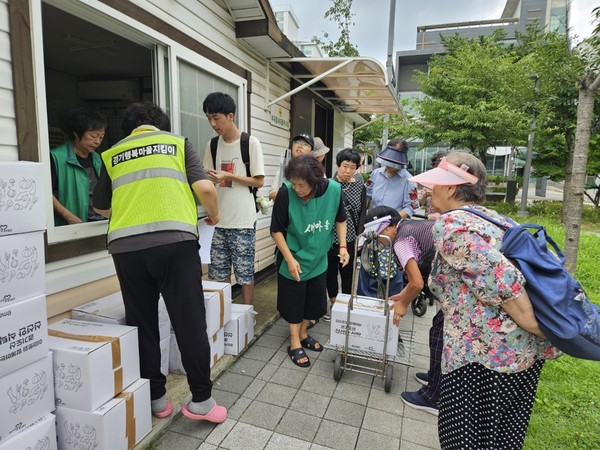 의왕시 기초푸드뱅크, 이마트 ‘신선한 식탁’ 사업의 친환경 농산물 꾸러미 배분 /사진제공=의왕시