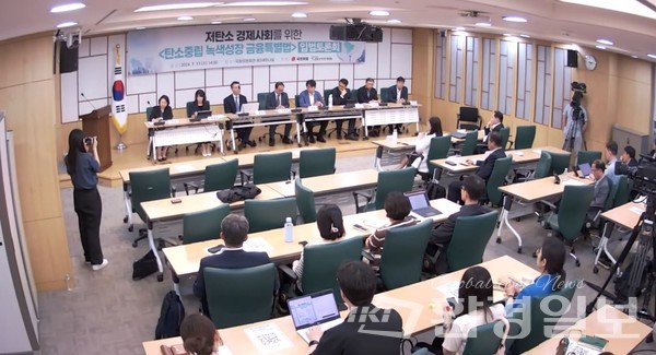 김윤진 은행연합회 미래혁신부장 역시 “기후 전환 금융에 대한 상세 기준제시가 필요하다”며 “녹색 전환금융 판단에 있어 분류 체계의 구체적인 방법 마련과 인증제도 등이 활성화돼 전환금융의 인프라가 구축돼야 한다”고 강조했다.