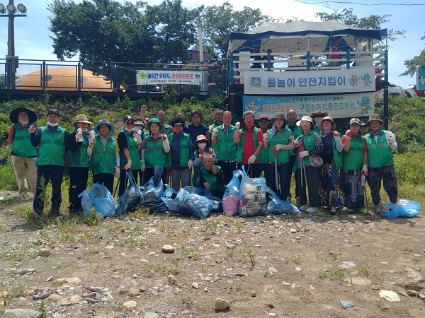 환경정화활동에 나선 단체 회원들 /사진제공=경주시