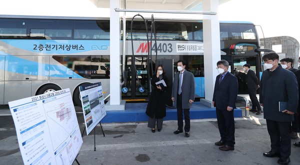 전기버스는 배터리 수명 및 내구성 등을 고려해 제조사에서 내구성능·안전 마진을 15%로 설정해 85%로 충전을 제한하고 있다. /사진제공=화성시청 