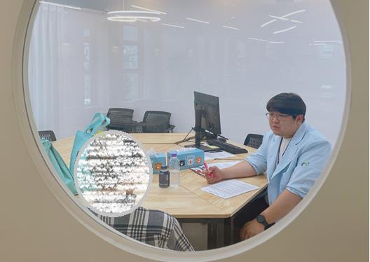 부천직업트라우마센터에서 상담 중인 경기도 화성시 아리셀공장 화재 피해자 /사진제공=부천직업트라우마센터