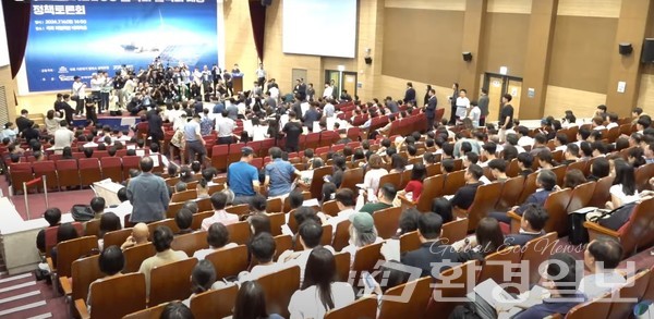 이날 이유진 녹색전환연구소 소장은 “지역소멸이나 지역 일자리 차원에서 재생에너지 확대는 매우 중요한 일이 됐다”고 거듭 강조했다.