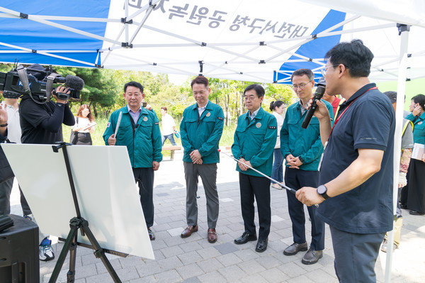 이병화 환경부 차관은 장동언 기상청장과 협업하여 8월 12일 오후 서철모 대전 서구청장과 함께 대전시 서구 샘머리공원에 설치된 야외 공공근로자 이동식 폭염쉼터 운영 현장을 점검했다.. 왼쪽부터 대전광역시  서구청장, 환경부차관 이병화, 기상청장 장동언, 금강유역환경청장 조희송)/ 사진제공=기상청