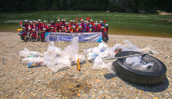 ‘줍프팅’으로 동강 환경 정화활동 /사진=한국내셔널트러스트
