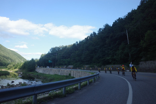 지평선 너머로 넘어가는 해를 등진 참가자들은 평화통일의 염원을 안고 자전거 페달을 밟고 있다. /사진제공= 한국YMCA전국연맹
