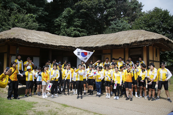 유관순 열사 생가에서 진행된 ‘청소년이 직접 작성한 평화선언문 읽기’ 퍼포먼스를 마친 참가자들이 태극기를 들고 유관순 열사의 애국·애족 정신을 되새기는 한편 평화통일을 염원하는 만세삼창을 외치고 있다. /사진제공= 한국YMCA전국연맹