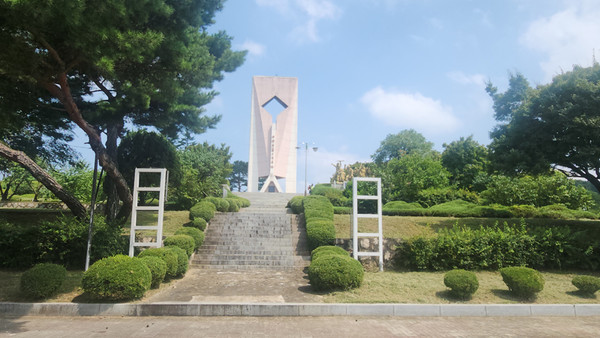 통일동산은 그대로 멈춰 있지만 파란 하늘과 구름은 경계를 자유롭게 넘나들고 있다. /사진제공=한국YMCA전국연맹