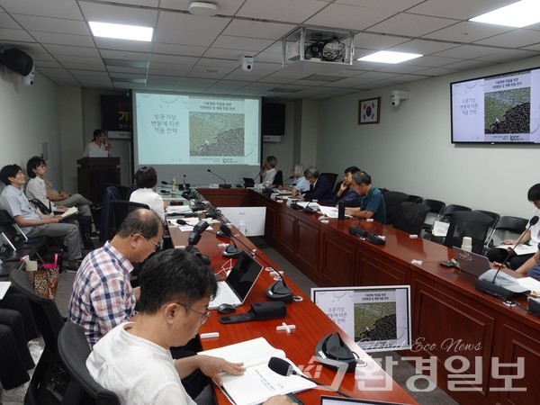 이학영‧김주영‧이용우‧정혜경 의원, 대한하천학회, 물개혁포럼, 환경운동연합 주최로 국회의원회관 제4간담회의실에서 열린 ‘윤석열 정부 14개 신규댐 추진, 기후대응인가? 기후토건주의인가?’ 국회 토론회 전경 /사진=김인성 기자