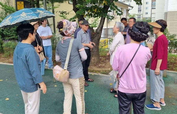 윤경선 수원시의원, 당수동 맨발걷기 지원 현장 방문