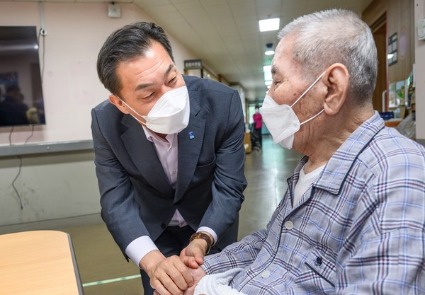 이재준 시장이 오성규 애국지사에게 감사 인사 /사진제공=수원시