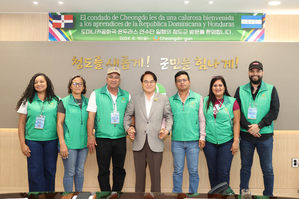 도미니카공화국·온두라스 초청연수단과 기념촬영 중인 김하수 청도군수 /사진제공=청도군