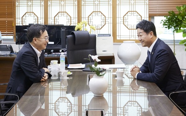 김진경 의장(오른쪽)과 김동연 지사가 이야기를 나누고 있다.  /사진제공=경기도의회