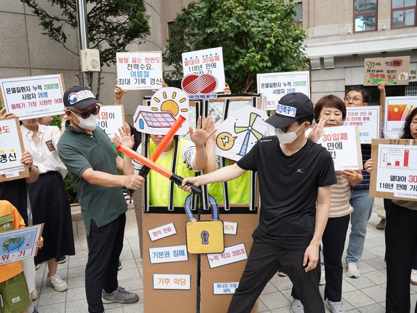 온실가스 배출 없이 가정에서 재생에너지 발전원을 선택해 구매할 수 없는 전력거래계약 규정을 두고 기본권 침해 여부를 다투게 됐다. /사진제공=기후솔루션