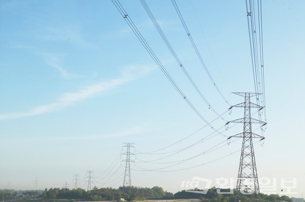 국내에서 전력 1㎾h를 생산할 때 온실가스가 478g 발생한다는 수치를 주택용전력 사용량에 반영해 계산하면, 2022년 한 해 동안 주택용전력 소비자의 전기 소비로 인해 발생한 온실가스는 3928만톤에 육박한다.