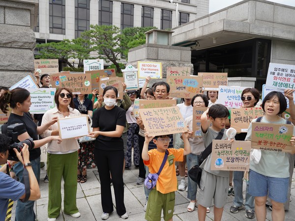 온실가스 배출 없이 가정에서 재생에너지 발전원을 선택해 구매할 수 없는 전력거래계약 규정을 두고 기본권 침해 여부를 다투게 됐다. /사진제공=기후솔루션