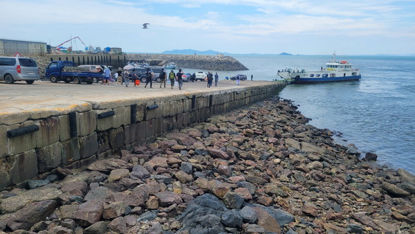 서해누리호가 풍도로 가는 관광객을 방아머리항에서 태우는 모습 /사진제공=안산시