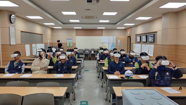 교육생들이 공단의 VR교육을 체험하고 있다. /사진제공=안전보건공단
