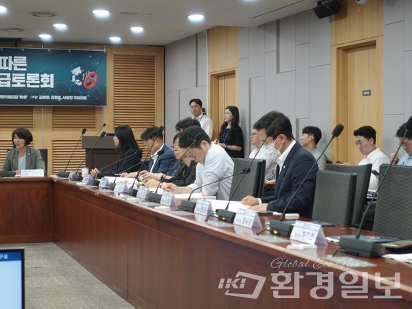 이날 김성환 의원은 “재생에너지의 빠른 확대를 위해 신규 발전물량의 전면적 접속차단과 같은 극단적 조치의 최대한 억제될 필요가 있다”고 강조했다. /사진=김인성 기자