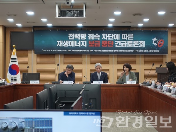 권필석 녹색전략연구소 소장은 “재생에너지의 변동적인 특성과 지역 편중 시 집중된 지역에서의 적정하지 않은 전압세팅으로 무효전력 불균형으로 과전압 등의 문제가 발생될 수 있으며, 이를 위해 추후 많은 양의 유연송전설비가 요구될 수 있다”고 당부했다. /사진=김인성 기자