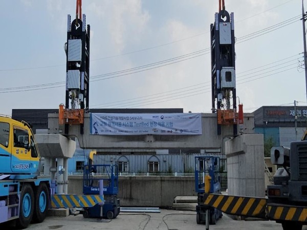 로봇을 이용한 교량 거더의 원격 설치 /사진=국토교통부