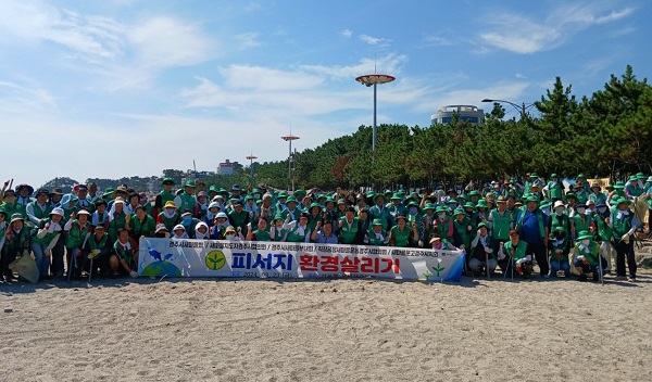 여름철 피서지 환경살리기 캠페인에 나선 단체 회원들  /사진제공=경주시